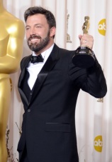 Ben Affleck celebra el Oscar por "Argo" como mejor película